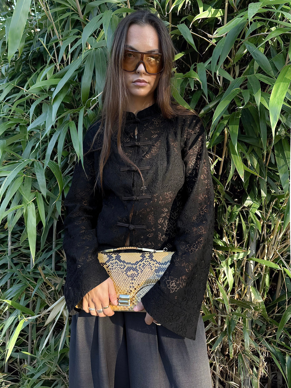 Lavreta-F_Black_Content_0