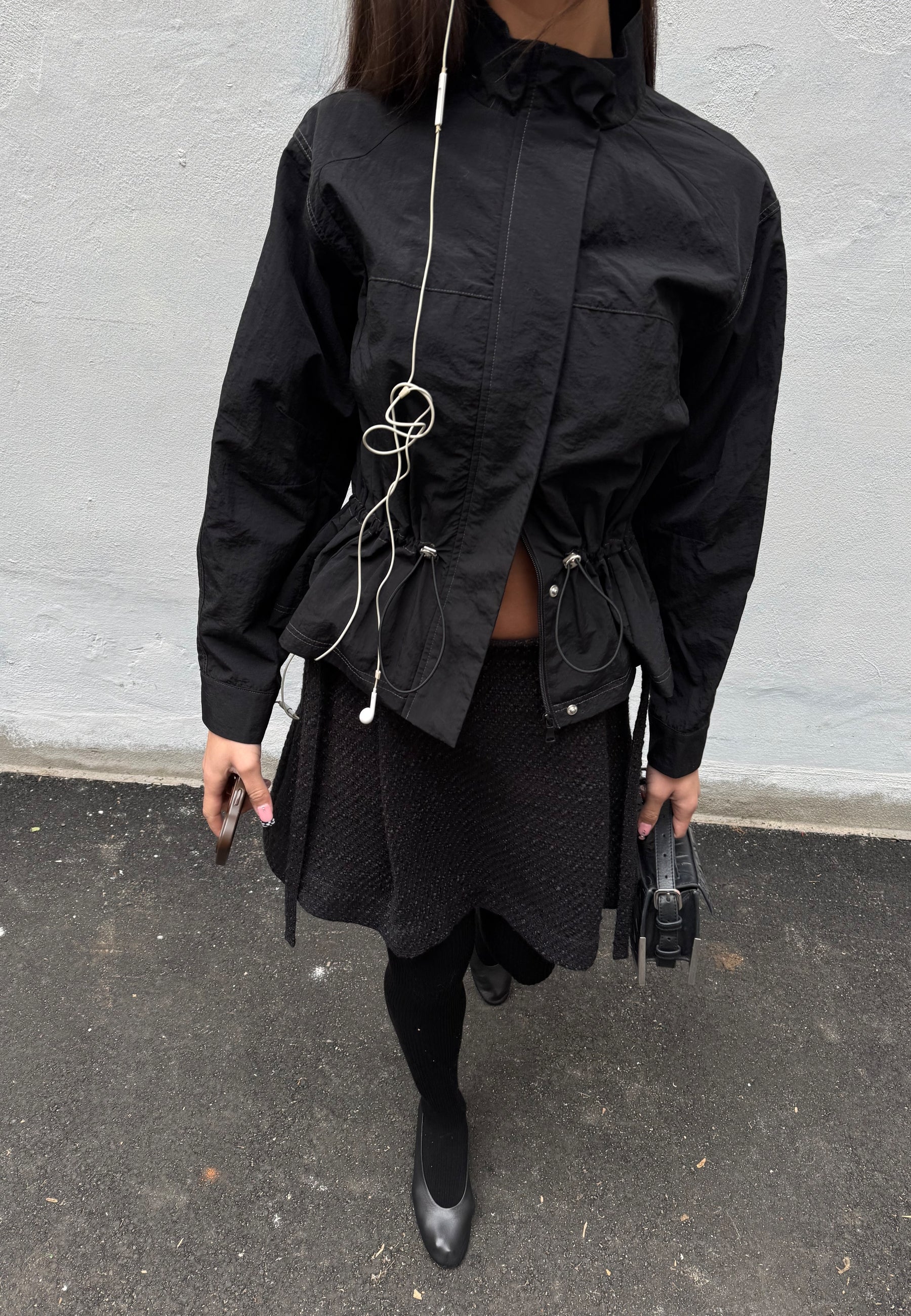 Amio-F_Black_Content_2