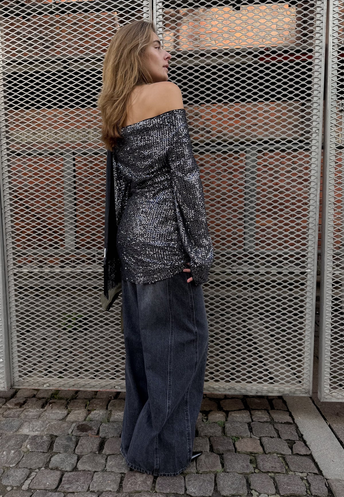 Arete-F_Black Silver_Content_2